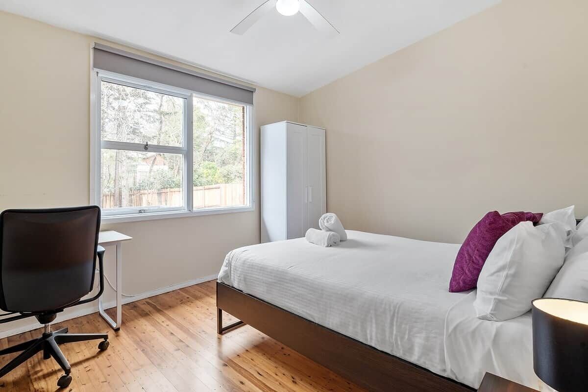 3 bedrooms, desk, free Internet, bed sheets