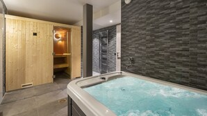 A modern bathroom with a wooden sauna, a glass shower enclosure, and a large bathtub. - Modern chalet in Méribel with sauna and jacuzzi, 6 bedrooms (Méribel)