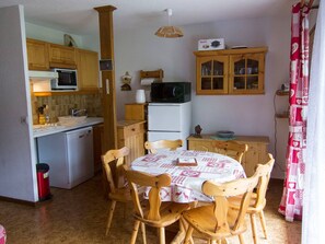 Dining - Cozy 4-6 Person Apartment in Village Center - 2 Bedrooms, Steps from Skiing (Arêches-Beaufort)