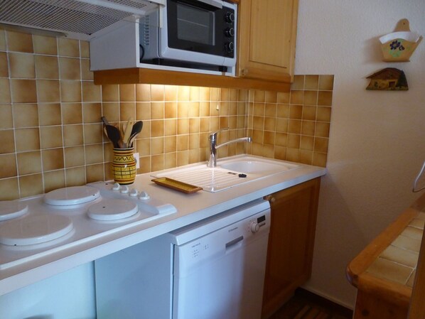 Réfrigérateur, micro-ondes, four, lave-vaisselle