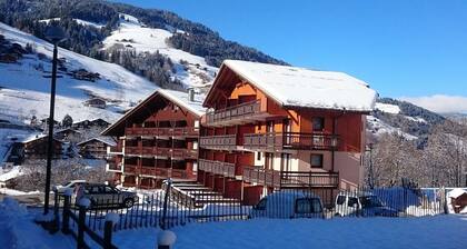 Cozy 4-6 Person Apartment in Village Center - 2 Bedrooms, Steps from Skiing