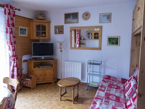 2 bedrooms - Cozy 4-6 Person Apartment in Village Center - 2 Bedrooms, Steps from Skiing (Arêches-Beaufort)