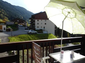 Outdoor dining - Cozy 4-6 Person Apartment in Village Center - 2 Bedrooms, Steps from Skiing (Arêches-Beaufort)