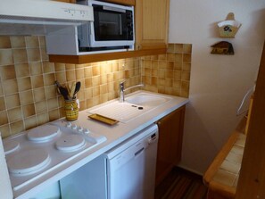 Fridge, microwave, oven, dishwasher - Cozy 4-6 Person Apartment in Village Center - 2 Bedrooms, Steps from Skiing (Arêches-Beaufort)
