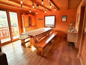 Dining - Family Chalet: Sleeps 10, Near Village & Slopes, WiFi, Fireplace, BBQ, Game Room (Arêches-Beaufort)
