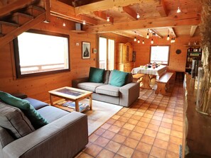 TV, peis, bordtennis og kontorer