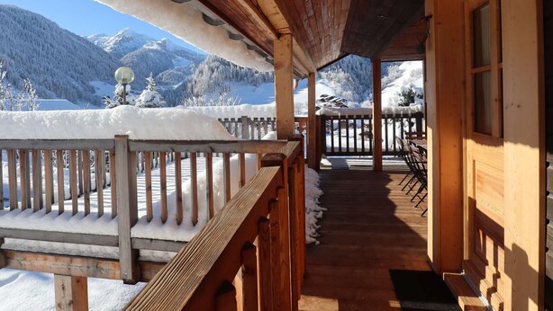 A wooden balcony with a view of snow-covered mountains. - Contemporary chalet for 8, 4 bedrooms, mountain views, parking, near village (Arêches-Beaufort)