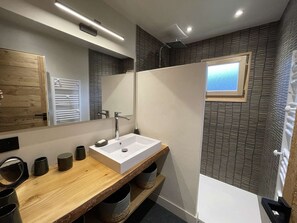 Hair dryer - Contemporary chalet for 8, 4 bedrooms, mountain views, parking, near village (Arêches-Beaufort)