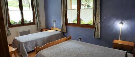 2 bedrooms, iron/ironing board, free WiFi