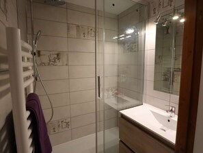 Hair dryer - Renovated 2-star 3-person apartment, central village, with pool, balcony, and mountain view (Arêches-Beaufort)