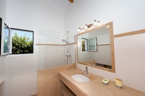 Badewanne, Handtücher, Seife, Toilettenpapier