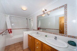 Baignoire, serviettes fournies, savon, papier toilette