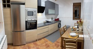 Frigorífico, microondas, horno y placa de cocina