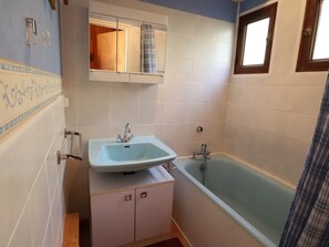 Bathroom - Chalet for 6-8 people with fireplace, south-facing and garage, 5 min from center (Arêches-Beaufort)