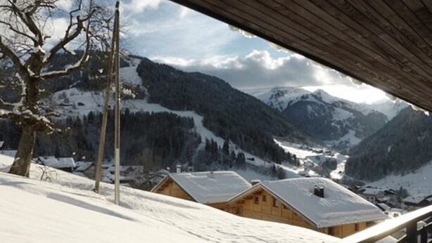 A wooden cabin with a snow-covered roof, surrounded by mountains and a clear sky. - Chalet for 6-8 people with fireplace, south-facing and garage, 5 min from center (Arêches-Beaufort)