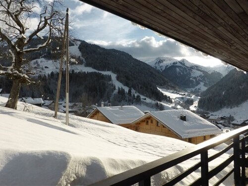 Chalet for 6-8 people with fireplace, south-facing and garage, 5 min from center