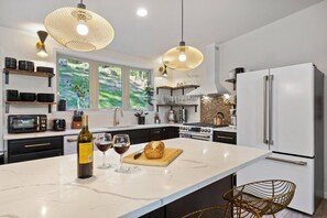 冰箱、微波炉、烤箱、炉灶