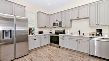 Fridge, oven, stovetop, dishwasher