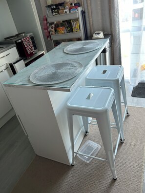 Fridge, microwave, oven, stovetop - Cute & cosy-  minute walk to the Beach  (Port Waikato)