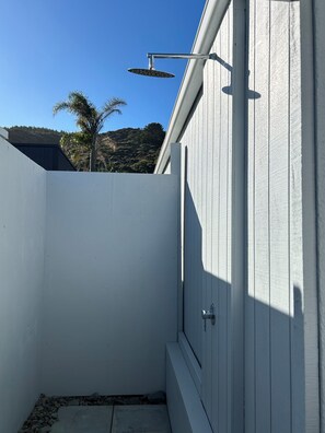 Property grounds - Cute & cosy-  minute walk to the Beach  (Port Waikato)