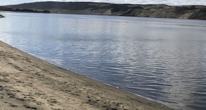 Cute & cosy- minute walk to the Beach