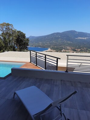 Alberca al aire libre y alberca climatizada