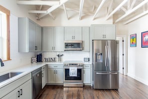 Réfrigérateur, micro-ondes, four, plaque de cuisson