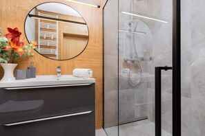 Douche, sèche-cheveux, serviettes fournies