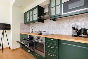 冷蔵庫、電子レンジ、オーブン、コンロ