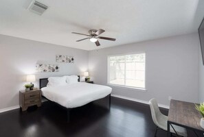 3 habitaciones, tabla de planchar con plancha y cuna de viaje 