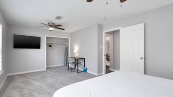 3 habitaciones, tabla de planchar con plancha y cuna de viaje