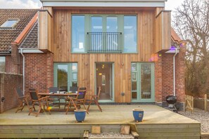 Outdoor dining - Seastiles, Salthouse, Norfolk (Salthouse)