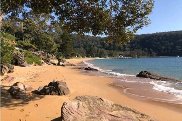在海灘附近、躺椅、沙灘巾