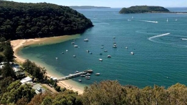 Playa en los alrededores, camastros y toallas de playa 