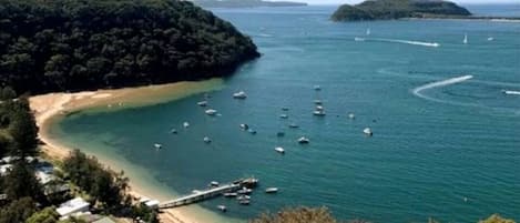 Plage à proximité, chaises longues, serviettes de plage