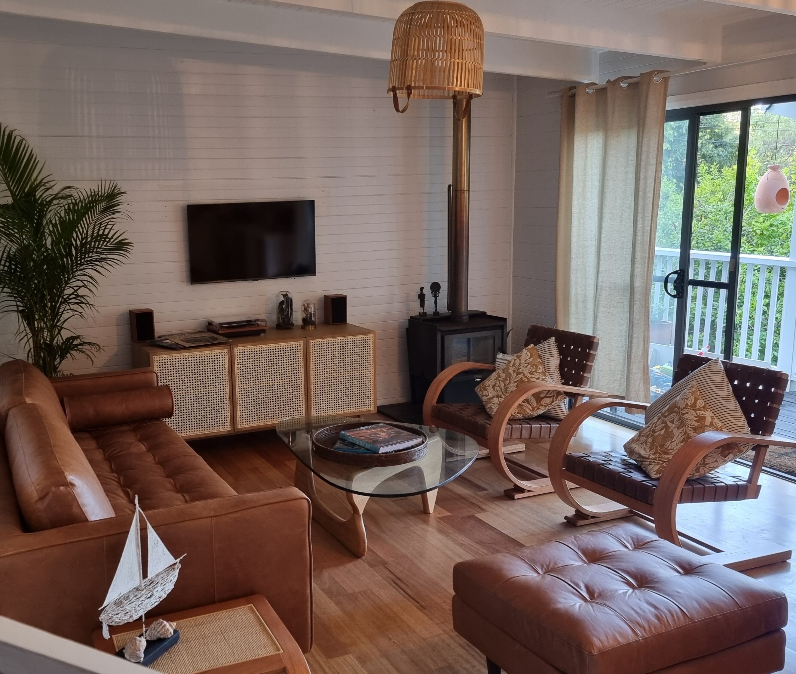 Una Smart TV, una chimenea, Netflix, una mesa de tenis de mesa