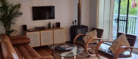 TV connectée, cheminée, Netflix, table de tennis de table