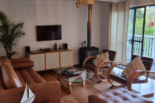 Una Smart TV, una chimenea, Netflix, una mesa de tenis de mesa