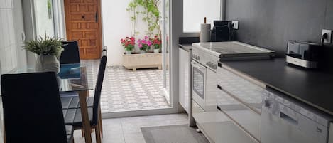 Een koelkast, een magnetron, een oven, een kookplaat