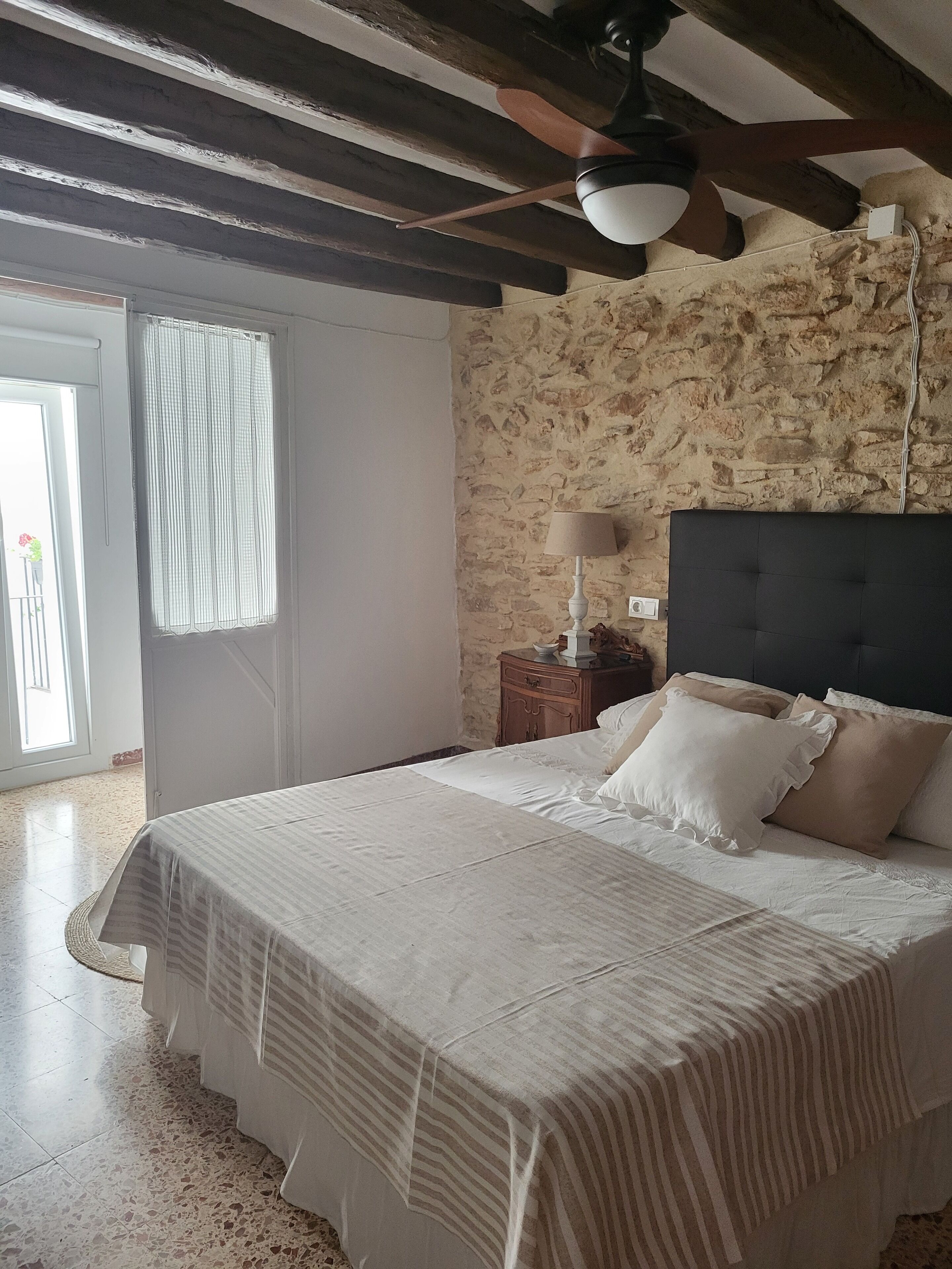 7 chambres, coffres-forts dans les chambres, bureau