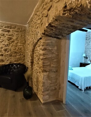 7 chambres, coffres-forts dans les chambres, bureau