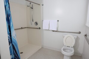 Combined shower/bathtub, towels - Cozy Off Campus Stay Near Everything (St. Louis)