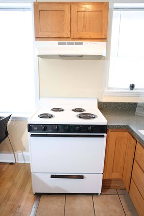 Microwave, oven, stovetop, dishwasher - Cozy Off Campus Stay Near Everything (St. Louis)