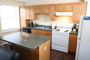 Apartment (1 Bedroom) | Private kitchen | Microwave, oven, stovetop, dishwasher - Cozy Stay in Historic St. Louis Building (St. Louis)