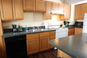 Apartment (1 Bedroom) | Private kitchen | Microwave, oven, stovetop, dishwasher - Cozy Stay in Historic St. Louis Building (St. Louis)