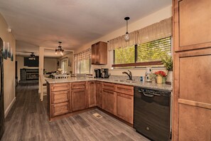 Een koelkast, een magnetron, een vaatwasser