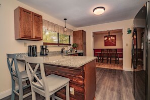 Een koelkast, een magnetron, een vaatwasser