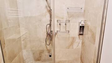 Luxury Apartment | Bathroom | Shower, hair dryer, towels, soap