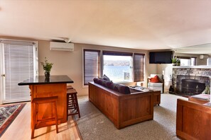 Smart TV, caminetto, libri