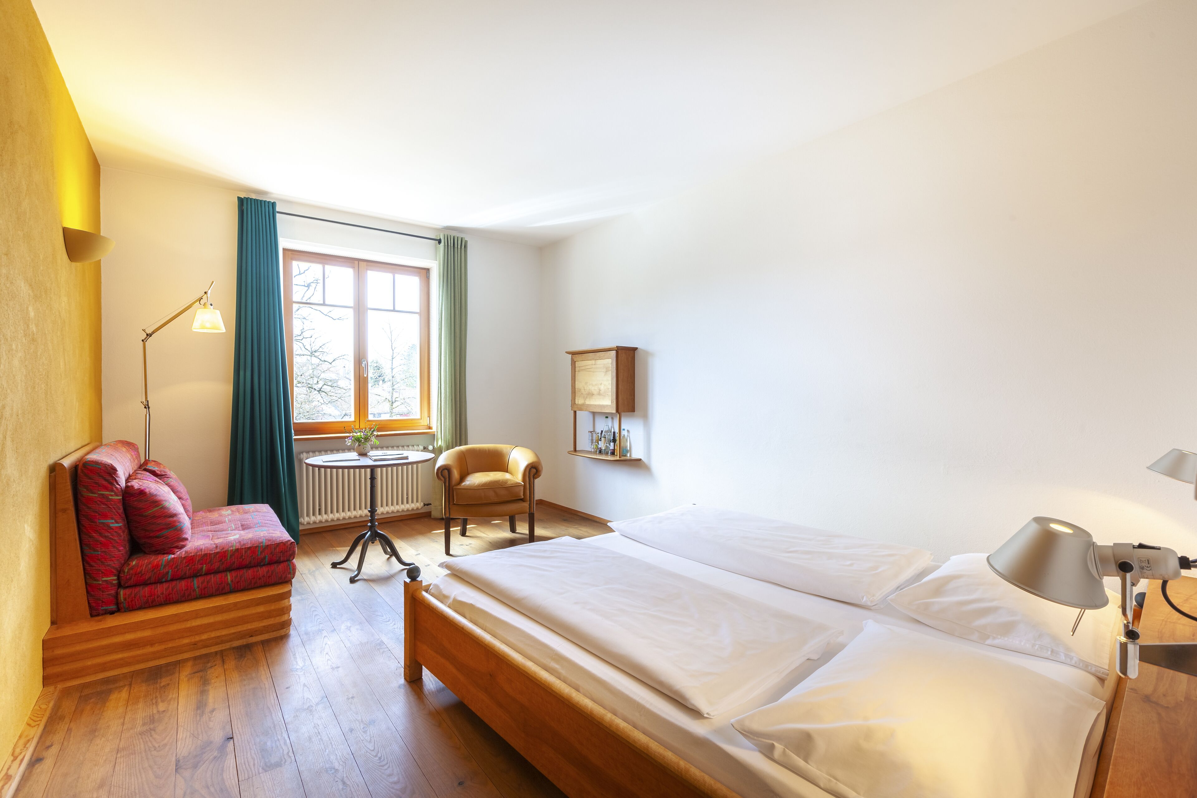 Hypo-allergenic bedding, minibar, desk, blackout curtains